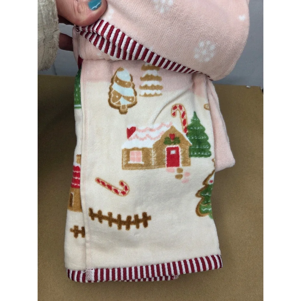En Vogue Holiday Pink Gingerbread House Velour Christmas Hand Towels Set of 2